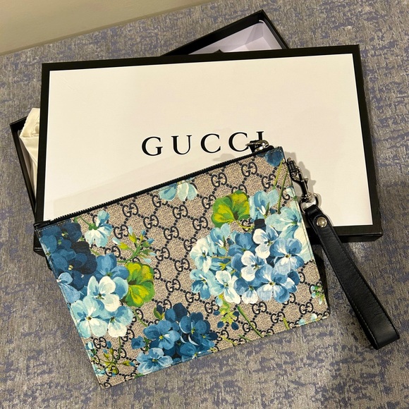 🩵🤍 Gucci floral clutch - Picture 1 of 8